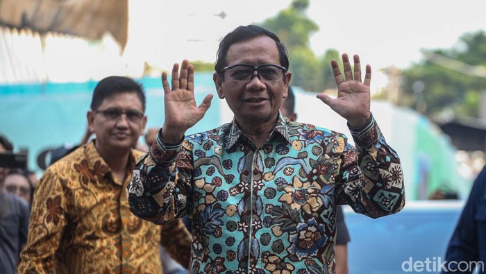 Ganjar Pranowo dan Mahfud Md menjalani tes kesehatan di RSPAD Gatot Soebroto. Tes kesehatan dilakukan usai pendaftaran sebagai capres-cawapres di KPU.