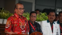 Ketua KPU RI Hasyim Asyari mengatakan pihaknya telah mengecek berkas yang diserahkan bakal paslon Ganjar dan Mahfud. Dia menyatakan berkas tersebut telah lengkap. 