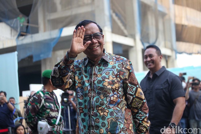 Ganjar Pranowo dan Mahfud Md menjalani tes kesehatan di RSPAD Gatot Soebroto. Tes kesehatan dilakukan usai pendaftaran sebagai capres-cawapres di KPU.
