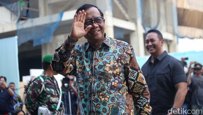 Ganjar Pranowo dan Mahfud Md menjalani tes kesehatan di RSPAD Gatot Soebroto. Tes kesehatan dilakukan usai pendaftaran sebagai capres-cawapres di KPU.