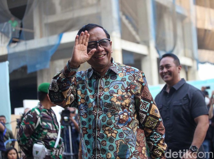 Ganjar Pranowo dan Mahfud Md menjalani tes kesehatan di RSPAD Gatot Soebroto. Tes kesehatan dilakukan usai pendaftaran sebagai capres-cawapres di KPU.