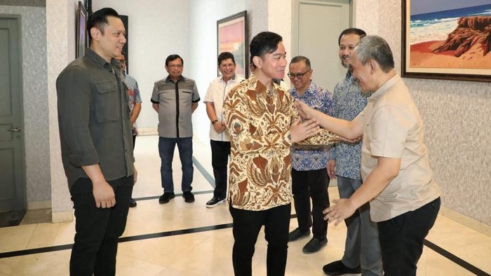 Momen Gibran dan Andi Arief salaman di kediaman AHY (dok istimewa).