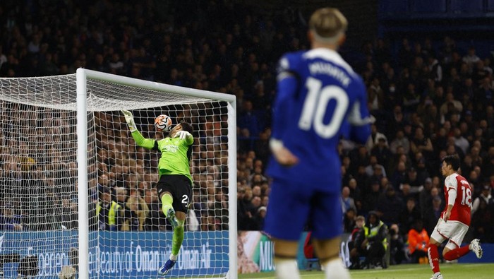 Soccer Football - Premier League - Chelsea v Arsenal - Stamford Bridge, London, Britain - October 21, 2023 Chelseas Mykhailo Mudryk scores their second goal past Arsenals David Raya Action Images via Reuters/Peter Cziborra NO USE WITH UNAUTHORIZED AUDIO, VIDEO, DATA, FIXTURE LISTS, CLUB/LEAGUE LOGOS OR LIVE SERVICES. ONLINE IN-MATCH USE LIMITED TO 45 IMAGES, NO VIDEO EMULATION. NO USE IN BETTING, GAMES OR SINGLE CLUB/LEAGUE/PLAYER PUBLICATIONS.
