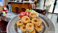 Salah satu menu makanan yang wajib dipesan di Rendezvous ada Lumpia Udang Saos Tomat (Rp 135.000). Seporsi lumpia udang disajikan dengan saos tomat kental yang asam segar.  Foto: detikFood