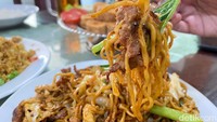 Terakhir jangan lewatkan menu Mie Goreng Sapi (Rp 100.000) menggunakan mie karet yang kenyal. Foto: detikFood
