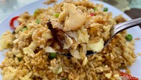  Isian daging kepitingnya tidak pelit sama sekali, ditambah rasa smokey dari osengan nasi. Foto: detikFood
