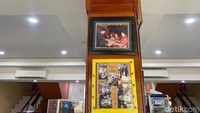 Di setiap sudut restoran ada banyak foto politisi dan pejabat yang mampir makan di sana. Mulai dari Anies Baswedan hingga mendiang Presiden Soeharto. Foto: detikFood