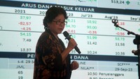 Ketua Dewan Audit Otoritas Jasa Keuangan (OJK) Sophia Isabella Wattimena memberikan kuliah umum saat kegiatan OJK Mengajar di aula Universitas Kristen Indonesia (UKI) Tomohon, di Tomohon, Sulawesi Utara. 