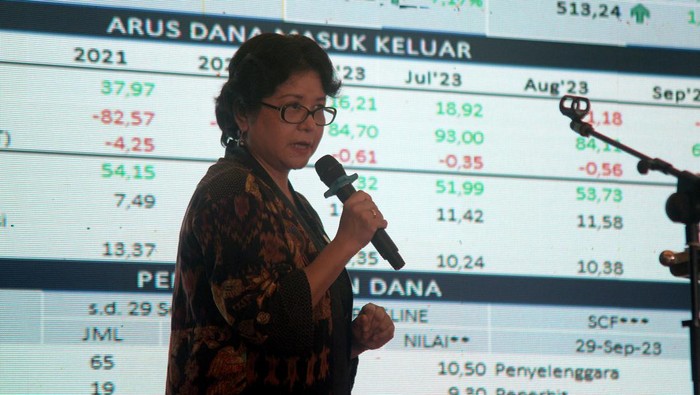 Ketua Dewan Audit Otoritas Jasa Keuangan (OJK) Sophia Isabella Wattimena memberikan kuliah umum saat kegiatan OJK Mengajar di aula Universitas Kristen Indonesia (UKI) Tomohon, di Tomohon, Sulawesi Utara, Jumat (20/10/2023). Kegiatan OJK Mengajar yang merupakan rangkaian pelaksanaan Bulan Inklusi Keuangan 2023 tersebut, bertujuan untuk meningkatkan inklusi dan literasi keuangan kepada mahasiswa serta masyarakat umum. ANTARA FOTO/Adwit B Pramono/foc.