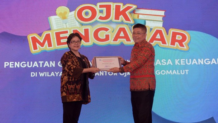 OJK mengajar tingkatkan literasi keuangan Ketua Dewan Audit Otoritas Jasa Keuangan (OJK) Sophia Isabella Wattimena memberikan kuliah umum saat kegiatan OJK Mengajar di aula Universitas Kristen Indonesia (UKI) Tomohon, di Tomohon, Sulawesi Utara, Jumat (20/10/2023). Kegiatan OJK Mengajar yang merupakan rangkaian pelaksanaan Bulan Inklusi Keuangan 2023 tersebut, bertujuan untuk meningkatkan inklusi dan literasi keuangan kepada mahasiswa serta masyarakat umum. ANTARA FOTO/Adwit B Pramono/foc.
