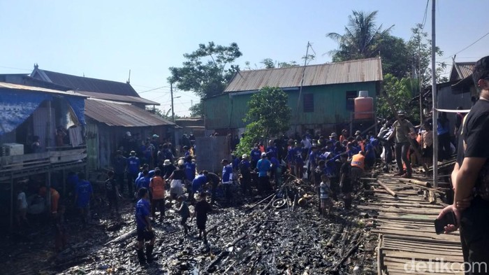 Pandawara Group melakukan aksi bersih-bersih di Kampung Nelayan Makassar.
