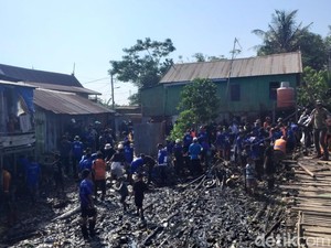Pandawara Group Bersihkan Sampah di Kampung Nelayan Makassar Hari Ini