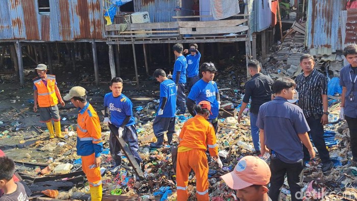 Pandawara Group melakukan aksi bersih-bersih sampah di Makassar.