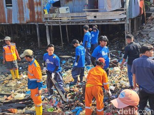 Pandawara Puji Warga Makassar Antusias Ikut Bersihkan Sampah Kampung Nelayan