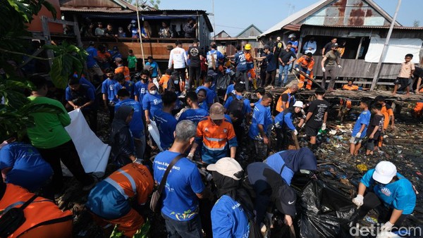 Penampakan Sampah Dibersihkan Pandawara-Pemkot di Kampung Nelayan Makassar