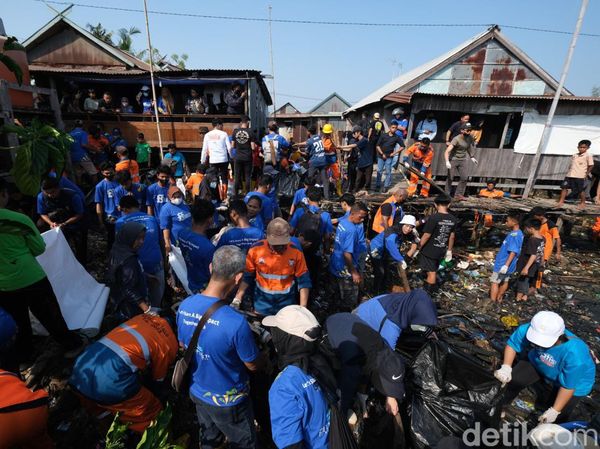 Penampakan Sampah Dibersihkan Pandawara-Pemkot di Kampung Nelayan Makassar