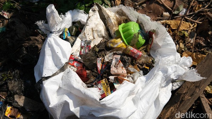 Pandawara-Pemkot bersihkan sampah di Kampung Nelayan Makassar
