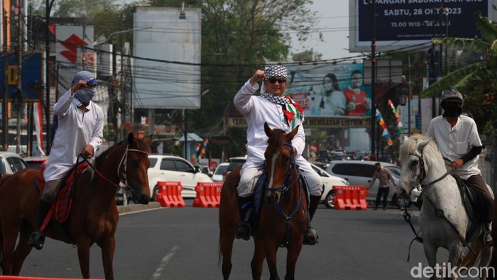 Pasukan berkuda dan berjubah putih ikut dalam aksi bela Palestina