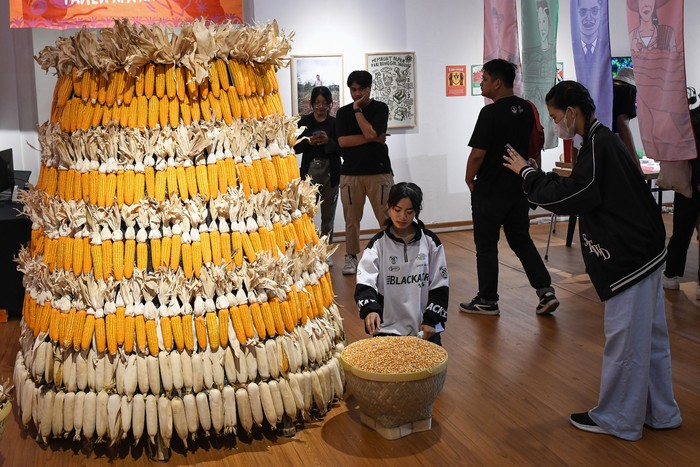 Pekan Kebudayaan Nasional 2023 Sejumlah pengunjung mengamati karya lukisan dalam pameran yang menjadi bagian dari rangkaian Pekan Kebudayaan Nasional (PKN) 2023 di Galeri Nasional Indonesia, Jakarta, Minggu (22/10/2023). Acara yang mengusung tema Merawat Bumi, Merawat Kebudayaan tersebut berlangsung hingga 29 Oktober 2023 di 40 lokasi di DKI Jakarta, Bekasi, Tangerang, dan Bogor dengan menampilkan pameran seni, lokakarya, diskusi seniman, pasar ilmu, bazaar barter, serta festival layar tancap. ANTARA FOTO/Aditya Pradana Putra/nz