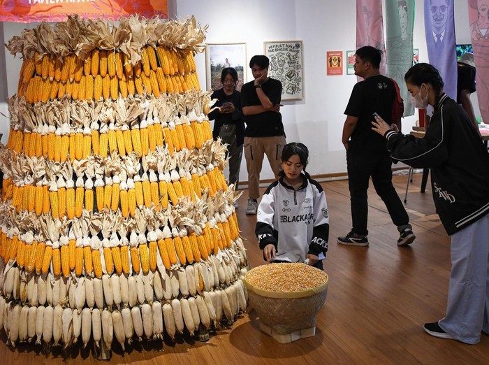 Sejumlah pengunjung mengamati karya lukisan dalam pameran yang menjadi bagian dari rangkaian Pekan Kebudayaan Nasional (PKN) 2023 di Galeri Nasional Indonesia, Jakarta, Minggu (22/10/2023). Acara yang mengusung tema Merawat Bumi, Merawat Kebudayaan tersebut berlangsung hingga 29 Oktober 2023 di 40 lokasi di DKI Jakarta, Bekasi, Tangerang, dan Bogor dengan menampilkan pameran seni, lokakarya, diskusi seniman, pasar ilmu, bazaar barter, serta festival layar tancap. ANTARA FOTO/Aditya Pradana Putra/nz