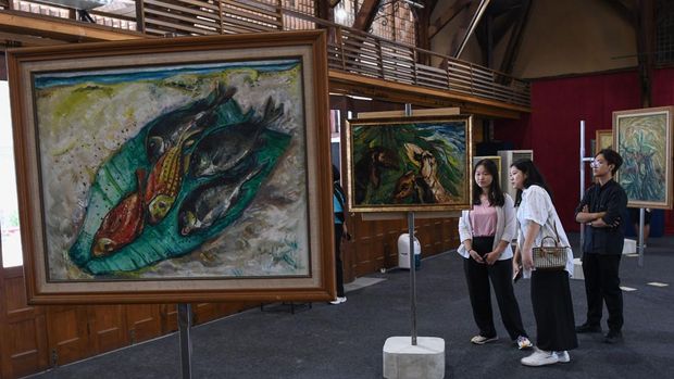 Sejumlah pengunjung mengamati karya lukisan dalam pameran yang menjadi bagian dari rangkaian Pekan Kebudayaan Nasional (PKN) 2023 di Galeri Nasional Indonesia, Jakarta, Minggu (22/10/2023). Acara yang mengusung tema 'Merawat Bumi, Merawat Kebudayaan' tersebut berlangsung hingga 29 Oktober 2023 di 40 lokasi di DKI Jakarta, Bekasi, Tangerang, dan Bogor dengan menampilkan pameran seni, lokakarya, diskusi seniman, pasar ilmu, bazaar barter, serta festival layar tancap. ANTARA FOTO/Aditya Pradana Putra/nz