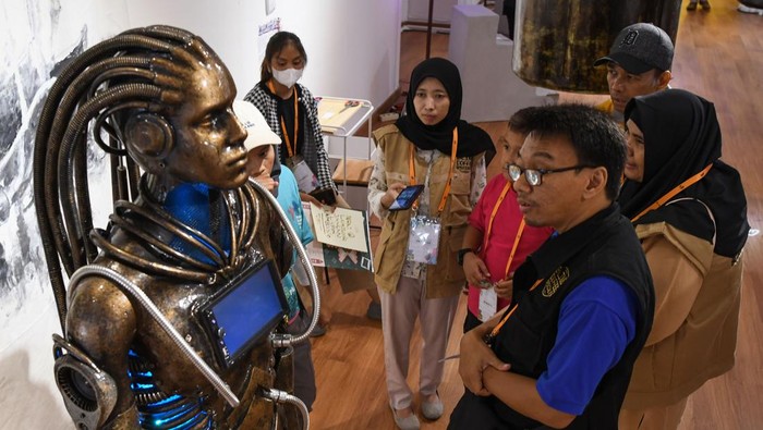 Pekan Kebudayaan Nasional 2023 Sejumlah pengunjung mengamati karya lukisan dalam pameran yang menjadi bagian dari rangkaian Pekan Kebudayaan Nasional (PKN) 2023 di Galeri Nasional Indonesia, Jakarta, Minggu (22/10/2023). Acara yang mengusung tema 'Merawat Bumi, Merawat Kebudayaan' tersebut berlangsung hingga 29 Oktober 2023 di 40 lokasi di DKI Jakarta, Bekasi, Tangerang, dan Bogor dengan menampilkan pameran seni, lokakarya, diskusi seniman, pasar ilmu, bazaar barter, serta festival layar tancap. ANTARA FOTO/Aditya Pradana Putra/nz