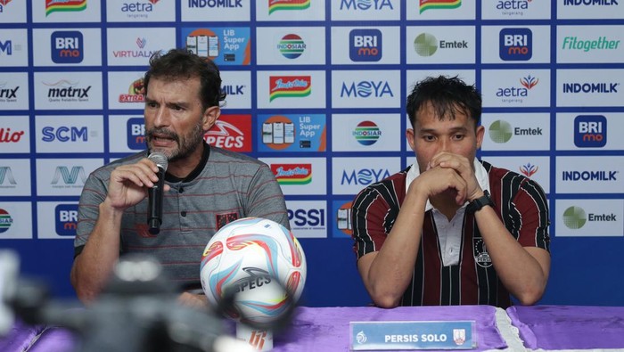 Pelatih Persis Leonardo Medina dan bek Persis Solo, Rian Mizia usai laga lawan Persita di Stadion Indomilk Arena, Minggu (22/10/2023).