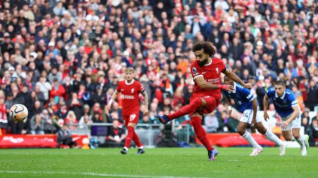 Pemain Liverpool, Mohamed Salah melakukan tendangan penalti saat laga melawan Everton di di Stadion Anfield, kota Liverpool, Inggris, Sabtu (21/10/2023). (REUTERS/CARL RECINE)