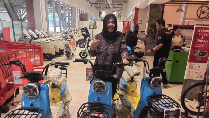 Pembeli 3 Sepeda Listrik di Transmart Full Day Sale