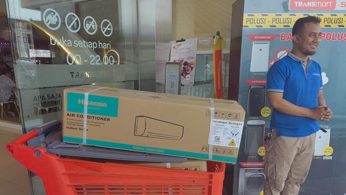 Pembeli Beli AC di Transmart Full Day Sale Gerai Cempaka Putih
