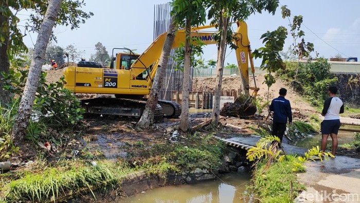 Penanganan Selokan Mataram yang jebol di Seyegan, Sleman, Minggu (22/10/2023).