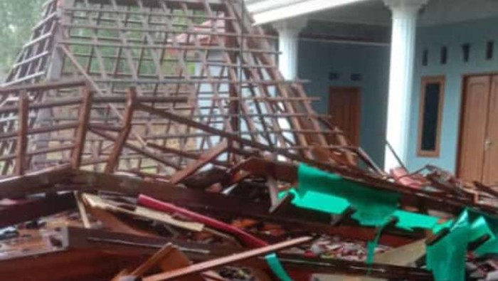 Pendapa Balai Desa Soco Kecamatan Slogohimo, Wonogiri, ambruk, Minggu (22/10/2023)