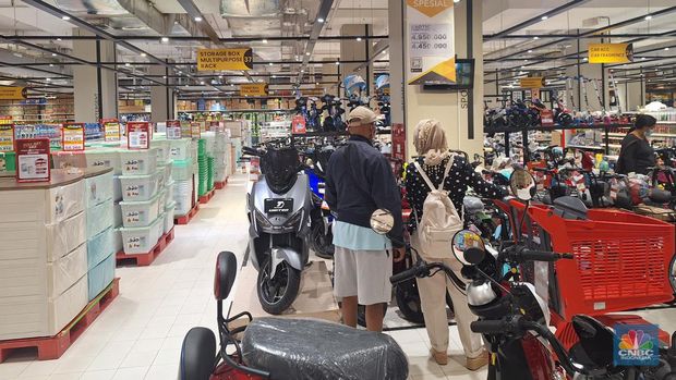 Visitors look at electric bicycles being sold during the Full Day Sale at Transmart Kota Kasablanka, Jakarta, Sunday (22/10/2023).  (CNBC Indonesia/Khoirul Anam)