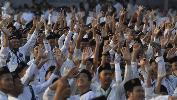 Sejumlah santri mengikuti apel Hari Santri Nasional di Tugu Pahlawan, Surabaya, Jawa Timur, Minggu (22/10/2023). Kegiatan memperingati Hari Santri Nasional 2023 yang dihadiri sejumlah pejabat pemerintah hingga tokoh ulama Pengurus Besar Nahdlatul Ulama (PBNU) serta ribuan santri tersebut mengangkat tema Jihad Santri, Jayakan Negeri. ANTARA FOTO/Zabur Karuru/YU