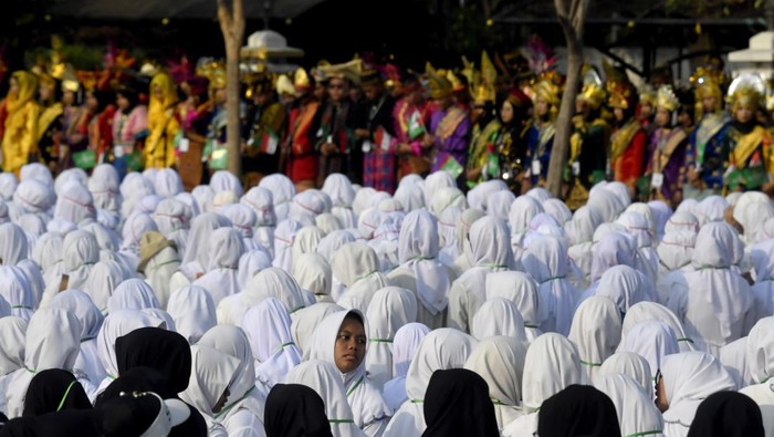 Sejumlah santri mengikuti apel Hari Santri Nasional di Tugu Pahlawan, Surabaya, Jawa Timur, Minggu (22/10/2023). Kegiatan memperingati Hari Santri Nasional 2023 yang dihadiri sejumlah pejabat pemerintah hingga tokoh ulama Pengurus Besar Nahdlatul Ulama (PBNU) serta ribuan santri tersebut mengangkat tema Jihad Santri, Jayakan Negeri. ANTARA FOTO/Zabur Karuru/YU