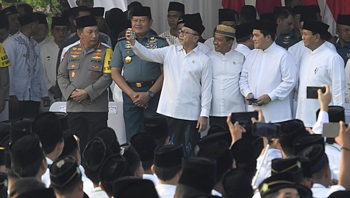 Sejumlah santri mengikuti apel Hari Santri Nasional di Tugu Pahlawan, Surabaya, Jawa Timur, Minggu (22/10/2023). Kegiatan memperingati Hari Santri Nasional 2023 yang dihadiri sejumlah pejabat pemerintah hingga tokoh ulama Pengurus Besar Nahdlatul Ulama (PBNU) serta ribuan santri tersebut mengangkat tema Jihad Santri, Jayakan Negeri. ANTARA FOTO/Zabur Karuru/YU