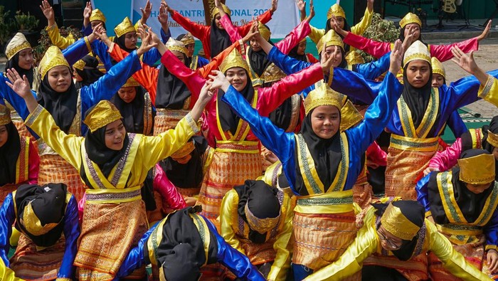 Sejumlah santriwati menampilkan Tari Saman dari Aceh usai upacara peringatan Hari Santri Nasional di Lapangan Pondok Pesantren Al Karimiyah, Sawangan, Depok, Jawa Barat, Minggu (22/10/2023). Peringatan hari santri tersebut mengusung tema Jihad Santri Jayakan Negeri. ANTARA FOTO/Rifqi Raihan Firdaus/app/YU