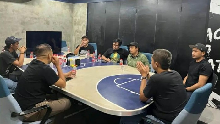 Manajemen Persebaya Surabaya menggelar pertemuan dengan Bonek pada Sabtu (21/10) siang. Pertemuan itu berlangsung di Kantor Marketing Persebaya di Surabaya Town Square, yang bertujuan membahas performa tim yang tengah menurun.