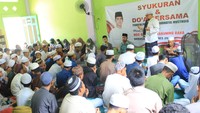 Gema dzikir dan salawat terlantun dari ratusan santri ponpes Raudhatul Mustofa yang dipimpinan KH Muhammad Maulana Hanafi, pada acara Syukuran dan Doa Bersama Pondok Pesantren Raudhatul Mustofa mendukung Gibran Rakabuming Raka sebagai Cawapres 2024 di ponpes Raudhatul Mustofa, Barito Kuala, Banjarmasin, Sabtu (21/10/2023).