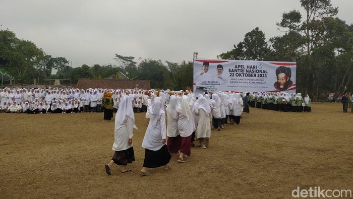 Peserta berdatangan dalam program apel Hari Santri Nasional yang digelar DPP PKB di Magelang, Minggu (22/10/2023). Peserta berdatangan dalam program apel Hari Santri Nasional yang digelar DPP PKB di Magelang, Minggu (22/10/2023).