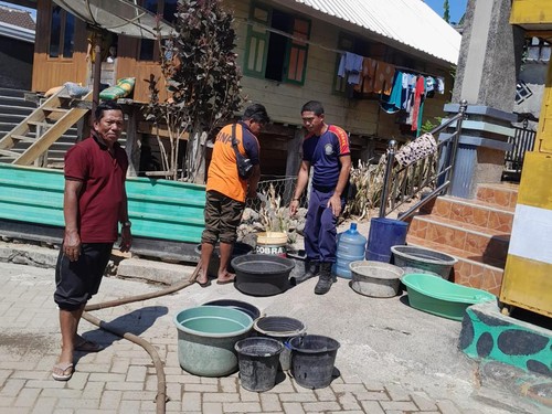 Petugas BPBD Kabupaten Sumbawa Barat, NTB, mendistribusikan air bersih untuk warga yang terdapat kekeringan. (Foto: Istimewa)
