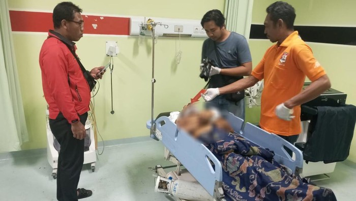 Petugas Inafis Polres Jembrana saat melakukan identifikasi korban jatuh dari pohon kelapa di Kecamatan Melaya, Kabupaten Jembrana, Bali, Sabtu (21/10/2023). (Foto: dok. Polres Jembrana)