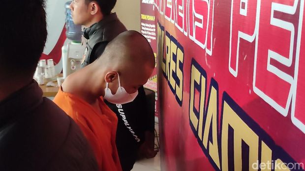 Polisi menangkap David Darmawan (32) pembunuh ibu muda penjual buah di Ciamis.