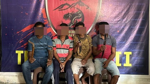Polres Bima Kota membekuk empat pelaku pencurian hewan ternak sapi. Mereka beraksi sembari membawa senjata tajam berupa golok. (Foto: Istimewa)