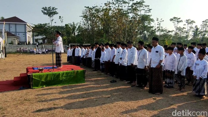 Ponpes Mujahidin Bageng Pati menggelar salat Gaib untuk Palestina sebagai bagian peringatan Hari Santri Nasional, Minggu (22/10/2023).