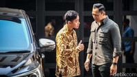 Pertemuan putra Presiden Jokowi dan putra Presiden ke-6 SBY ini berlangsung tertutup sekitar satu jam. 
