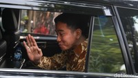 Gibran tiba dengan mobil Kijang Innova hitam dan kemeja batik. 
