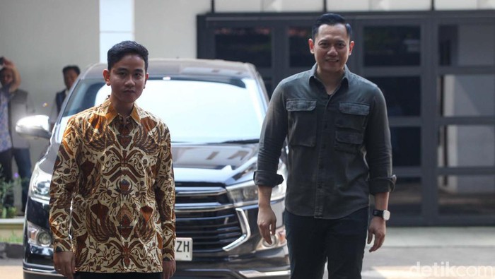 Putra Presiden Jokowi, Gibran Rakabuming Raka bertemu Ketum PD Agus Harimurti Yudhoyono (AHY) di Jakarta. Pertemuan keduanya berlangsung tertutup.