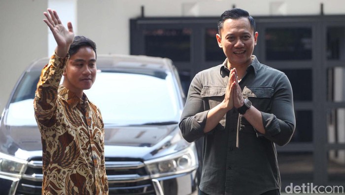 Putra Presiden Jokowi, Gibran Rakabuming Raka bertemu Ketum PD Agus Harimurti Yudhoyono (AHY) di Jakarta. Pertemuan keduanya berlangsung tertutup.