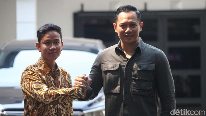 Putra Presiden Jokowi, Gibran Rakabuming Raka bertemu Ketum PD Agus Harimurti Yudhoyono (AHY) di Jakarta. Pertemuan keduanya berlangsung tertutup.
